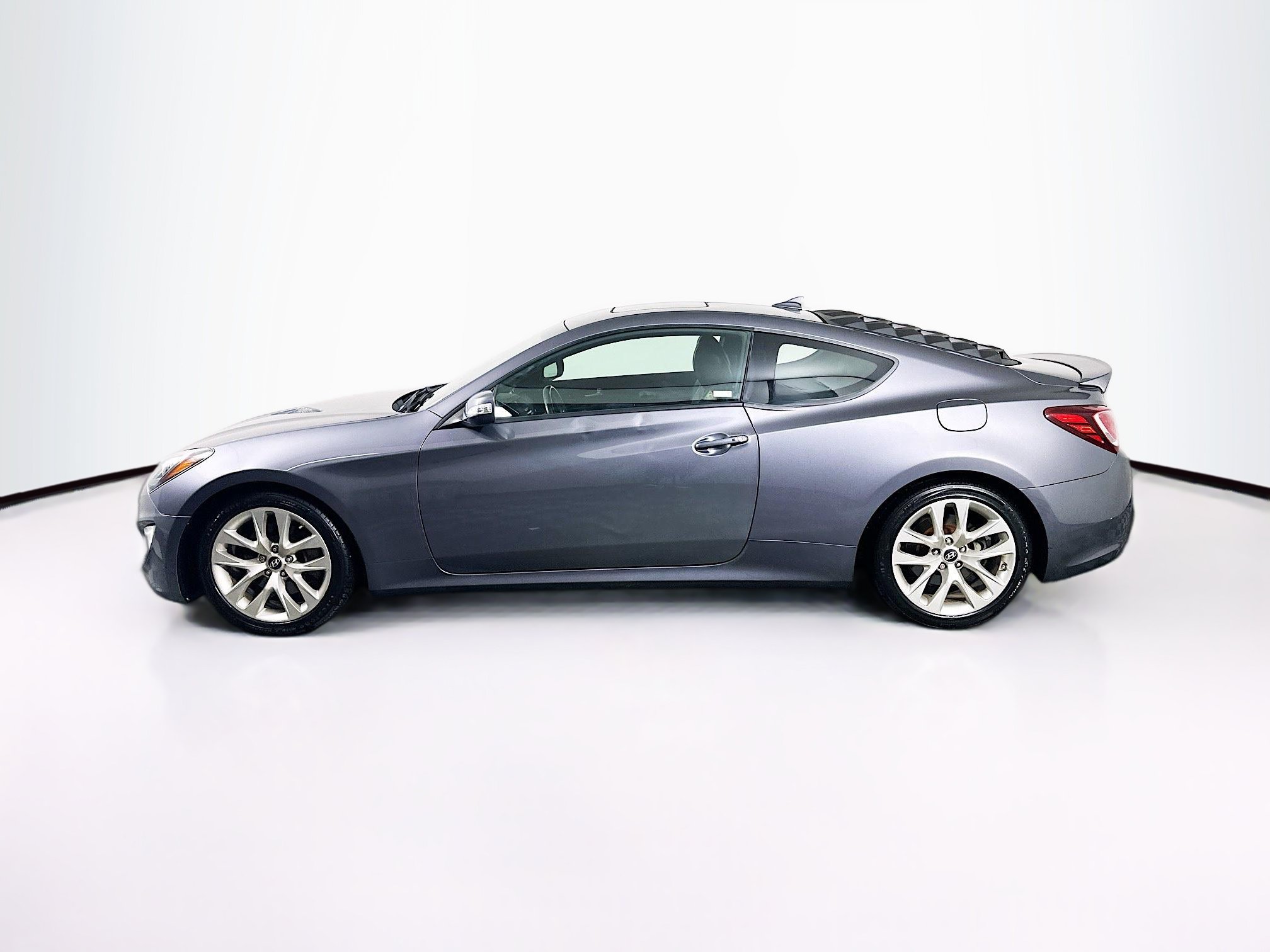 Used 2014 Hyundai Genesis 3.8 RWD image 4