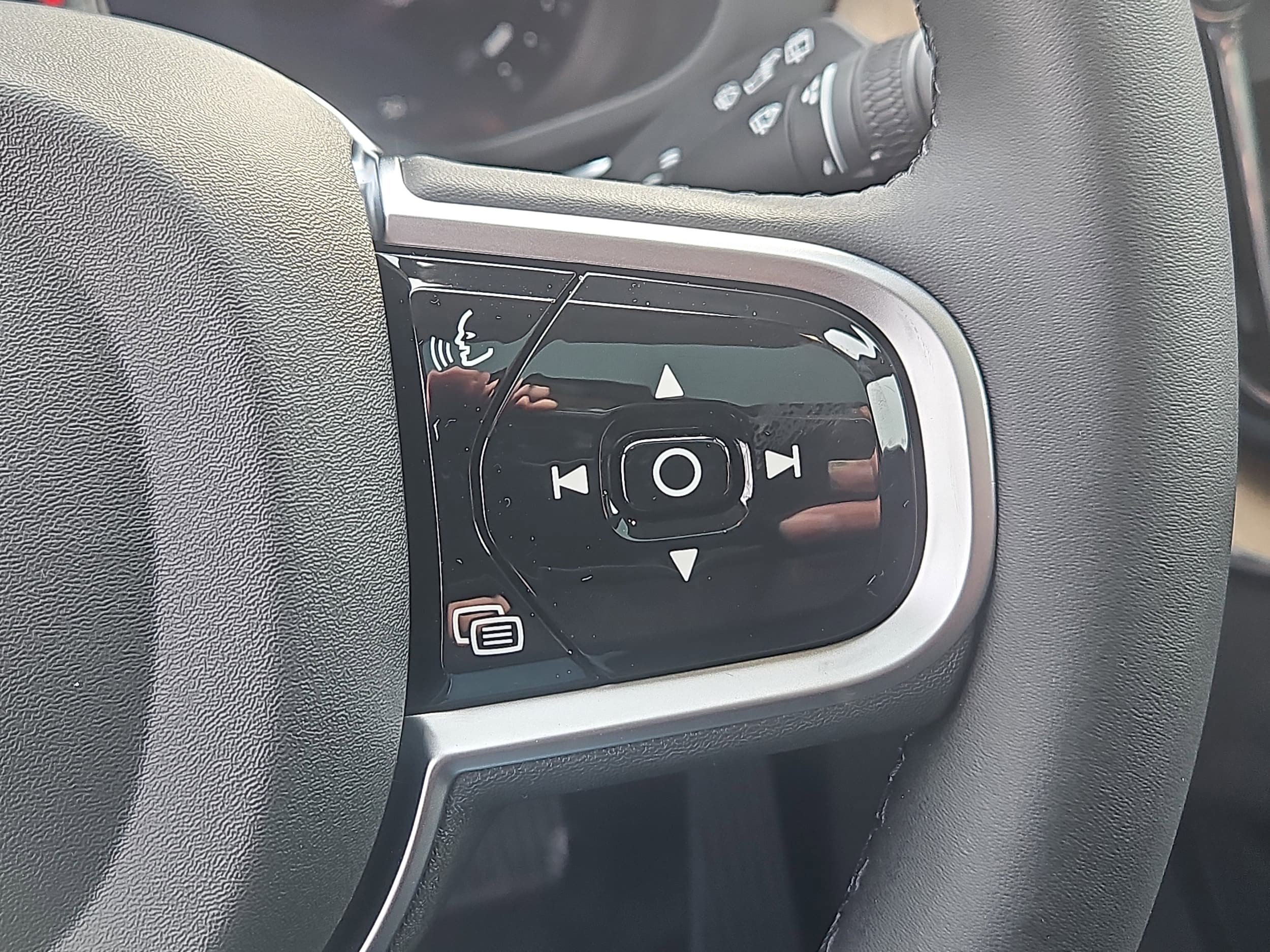 New 2026 Volvo XC60 B5 Plus w/ Protection Package Premier AWD/4WD image 17