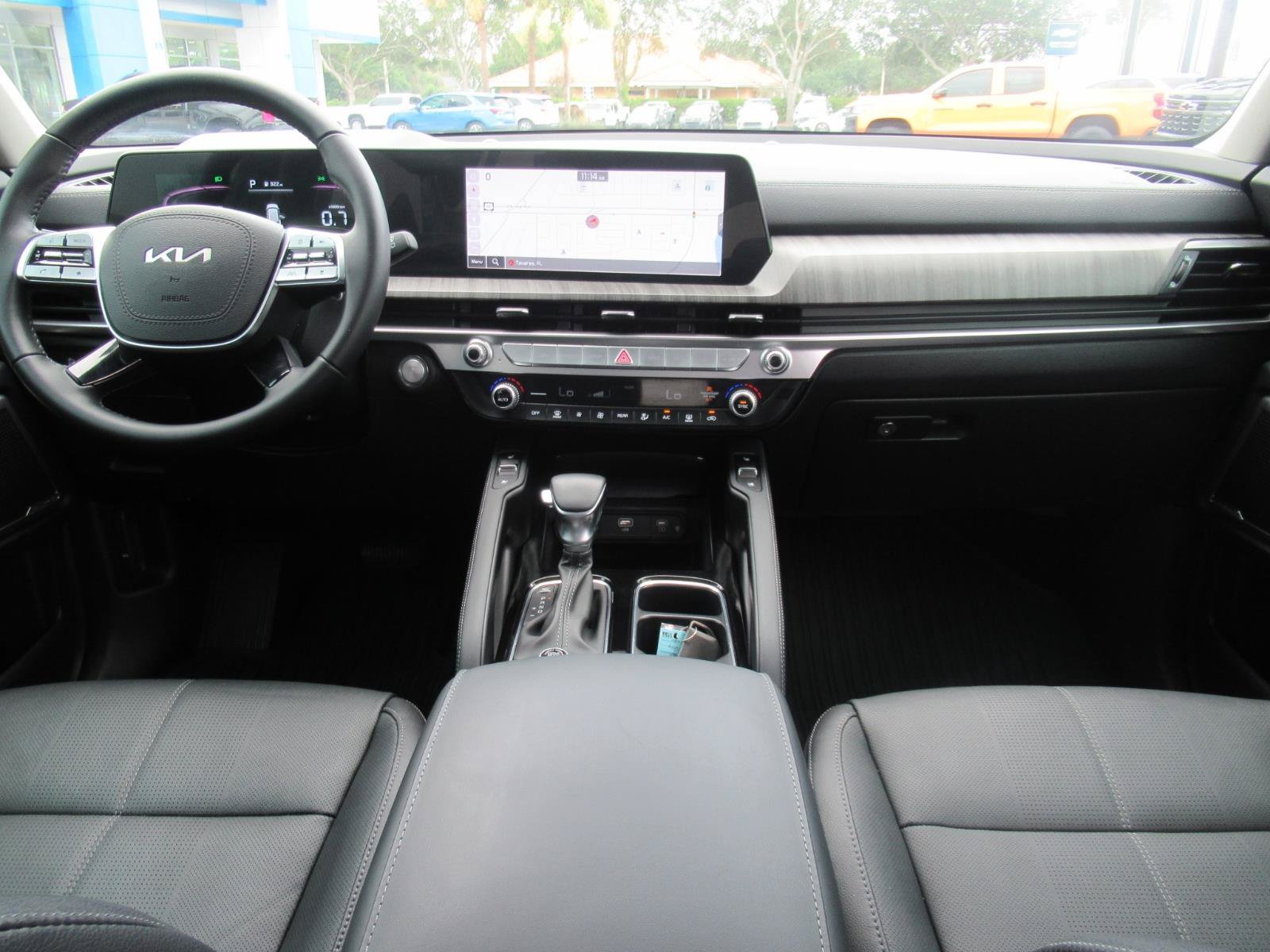 Used 2024 Kia Telluride EX w/ EX Captain's Chair Package FWD image 13