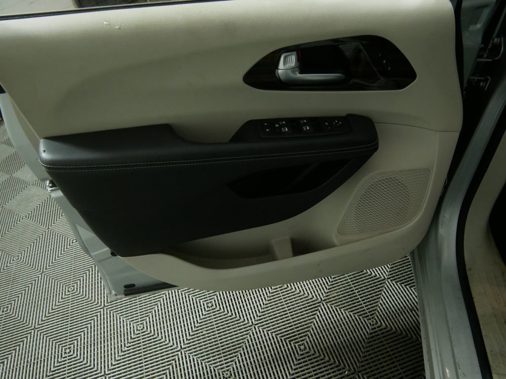 Used 2024 Chrysler Pacifica Limited image 13