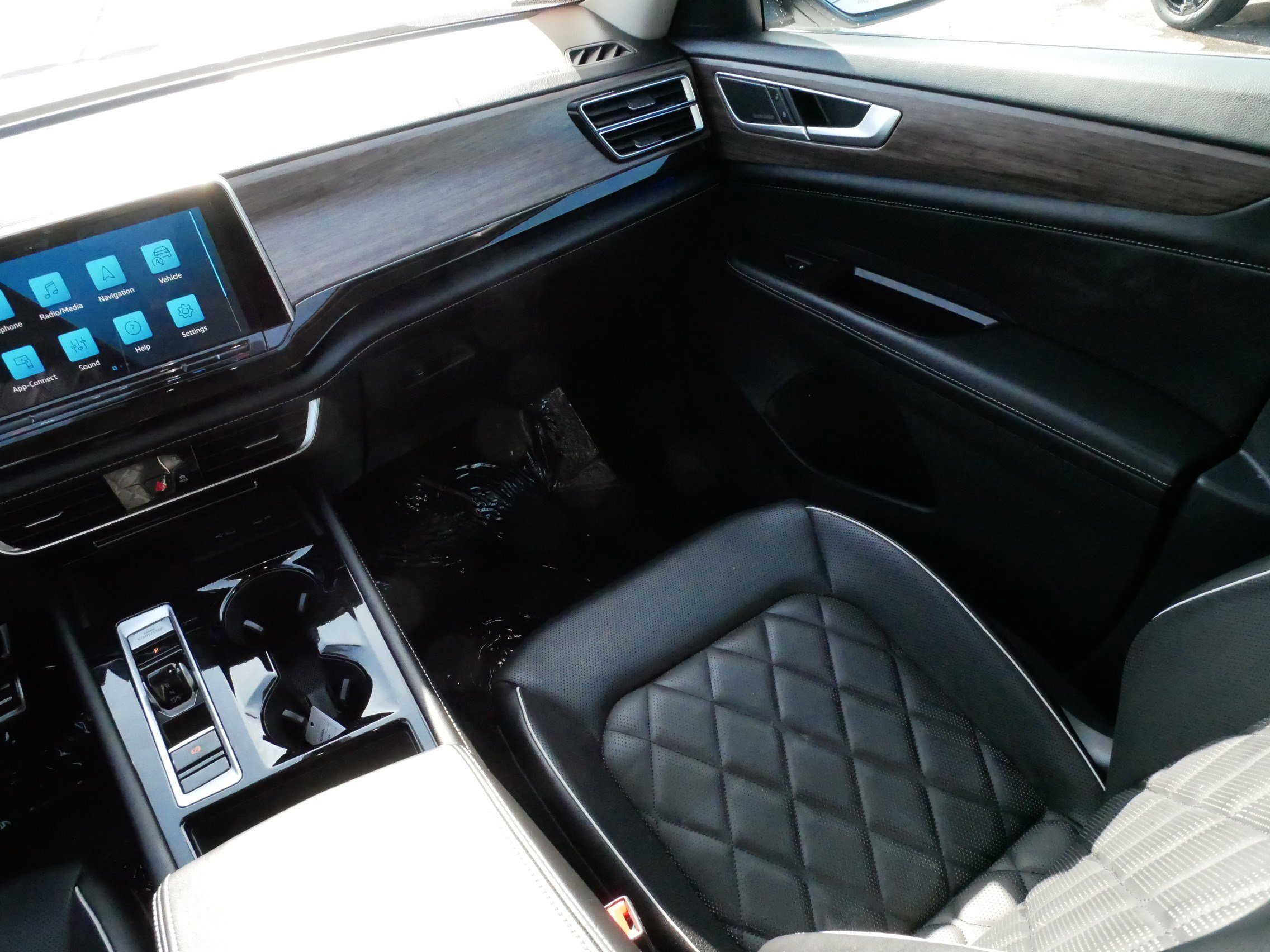 Used 2024 Volkswagen Atlas SEL Premium R-Line image 11