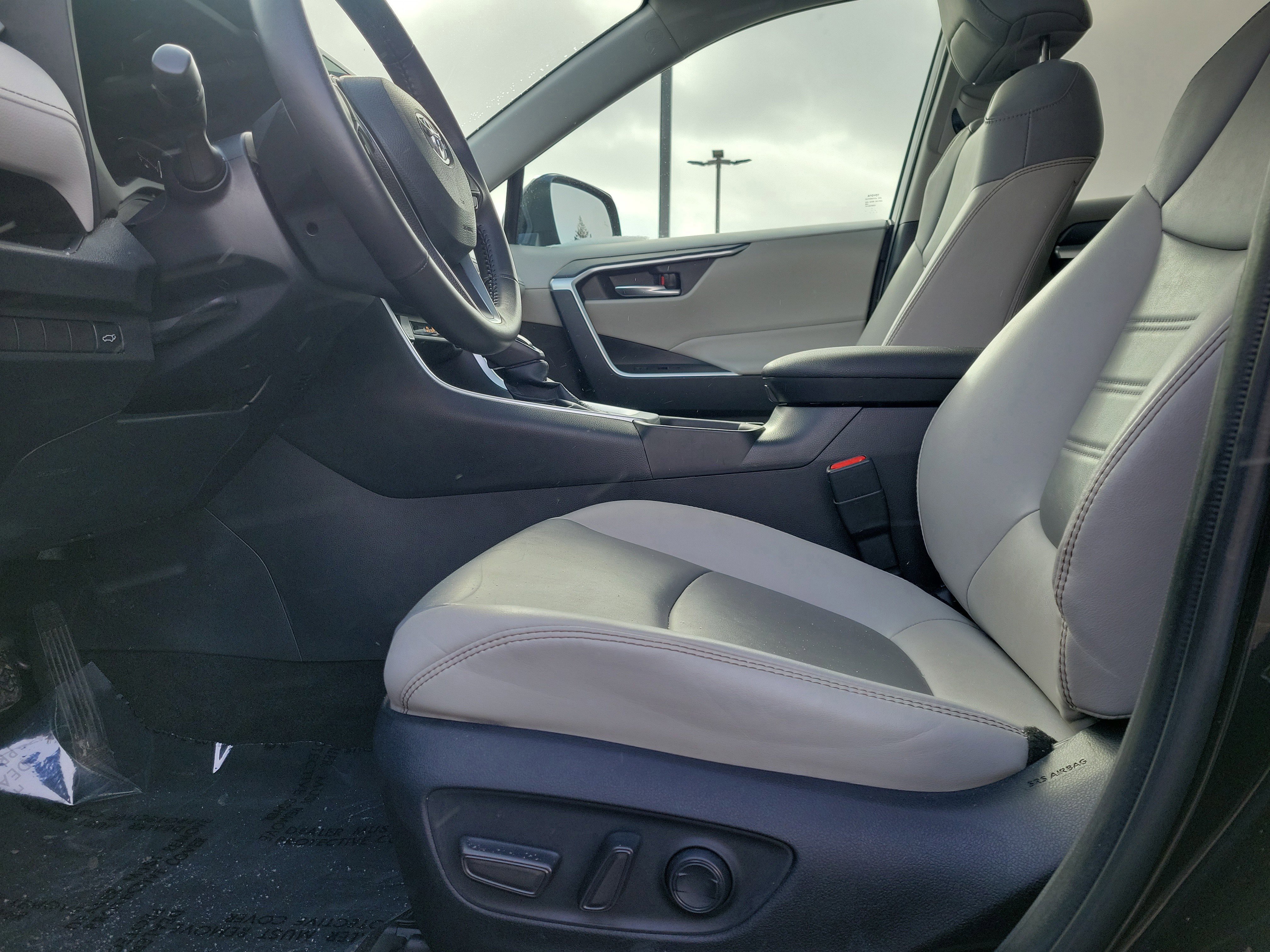 Used 2023 Toyota RAV4 XLE Premium image 16