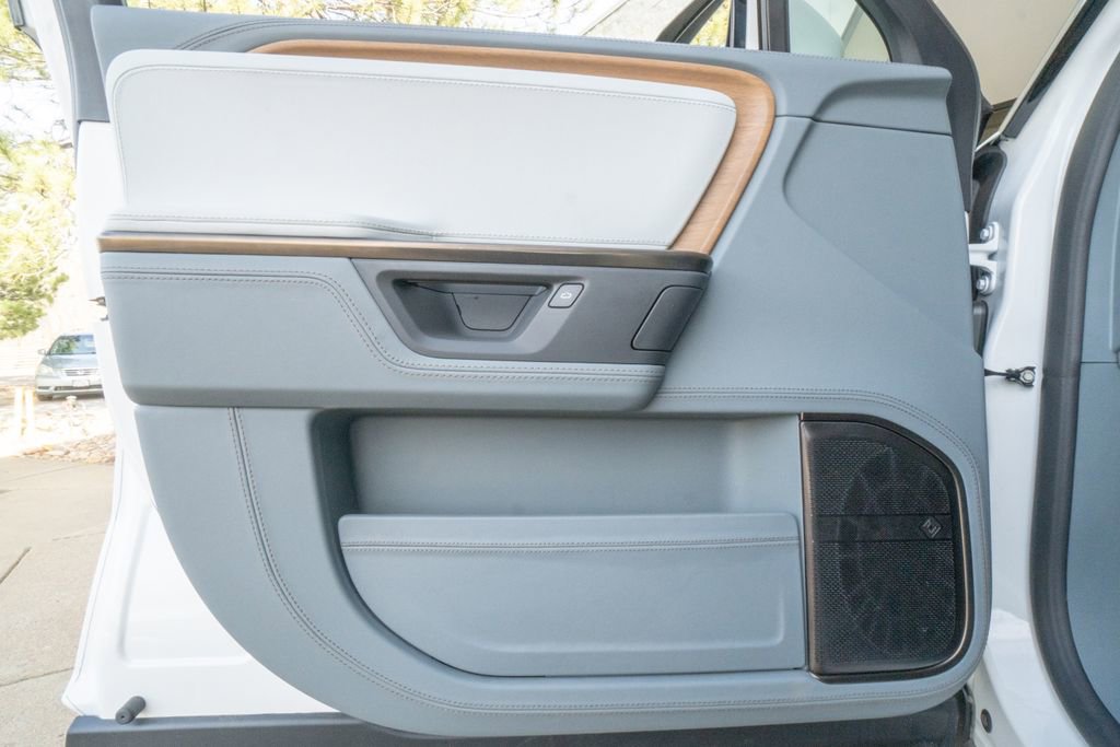 Used 2025 Rivian R1S Premium image 7