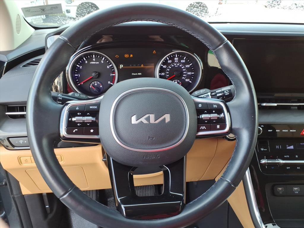 Used 2022 Kia Carnival EX image 13