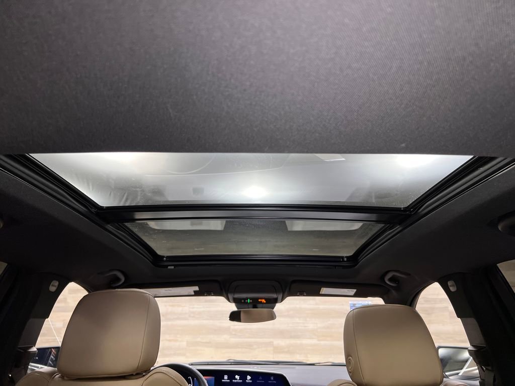 Used 2024 Cadillac XT4 Luxury w/ Cold Weather Package FWD image 16