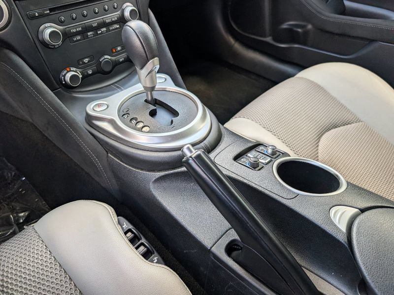 Used 2018 Nissan 370Z Touring RWD image 17