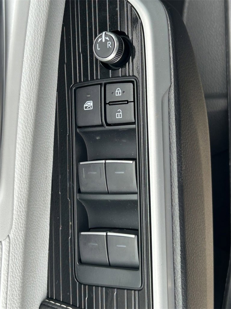 Used 2025 Toyota Sienna XSE image 27