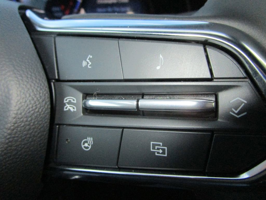 New 2026 Chevrolet Equinox LT w/ Convenience Package II FWD image 32