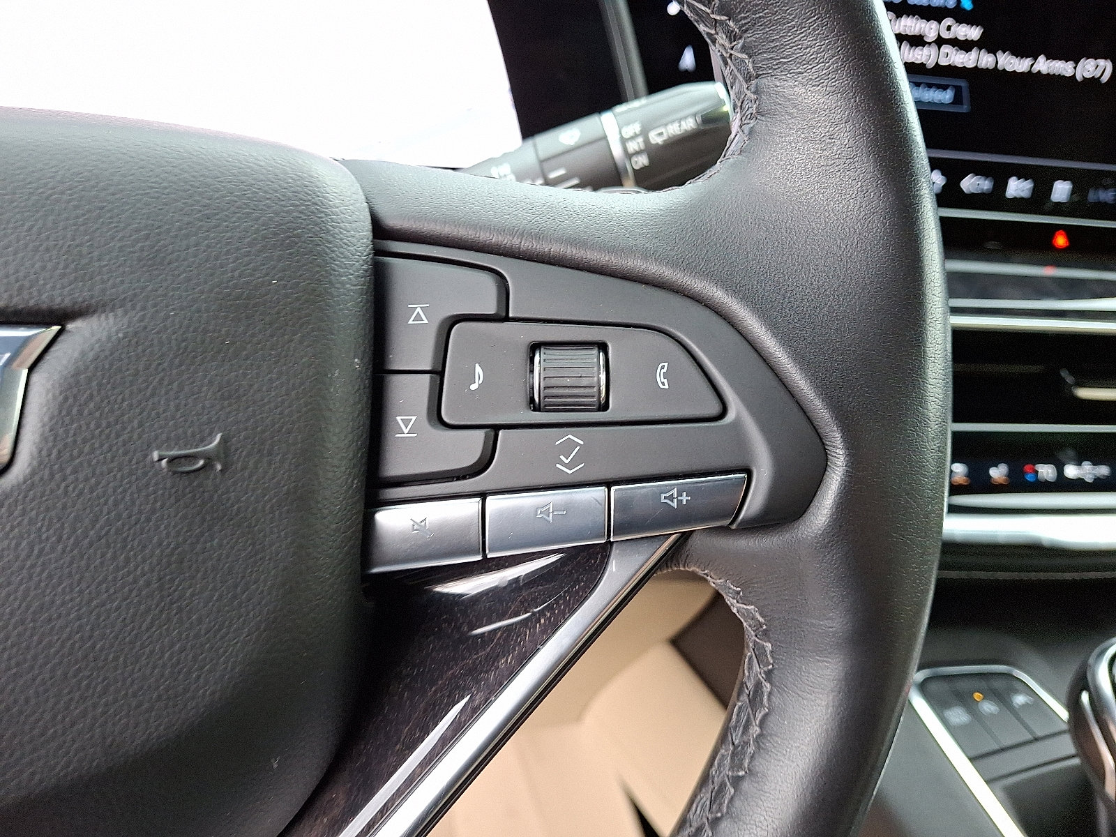 Used 2021 Cadillac Escalade Premium Luxury w/ LPO, Illumination Package image 23