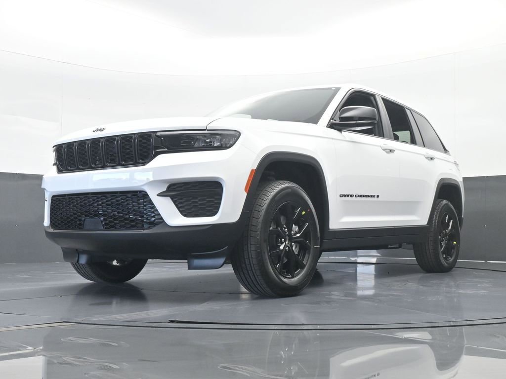 Used 2025 Jeep Grand Cherokee Altitude RWD image 47