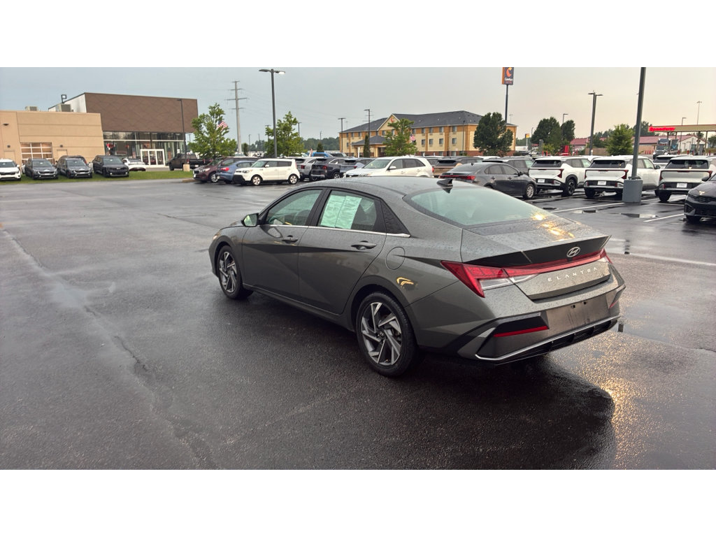 Used 2025 Hyundai Elantra SEL FWD image 5