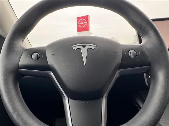 Used 2022 Tesla Model Y Long Range image 17