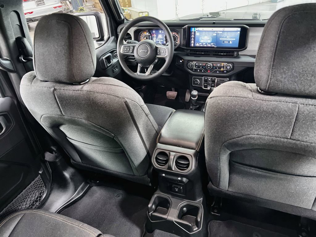 Used 2025 Jeep Wrangler Unlimited Sahara AWD/4WD image 19