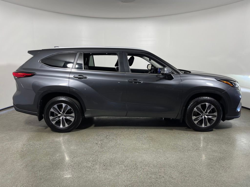 Used 2023 Toyota Highlander XLE image 2