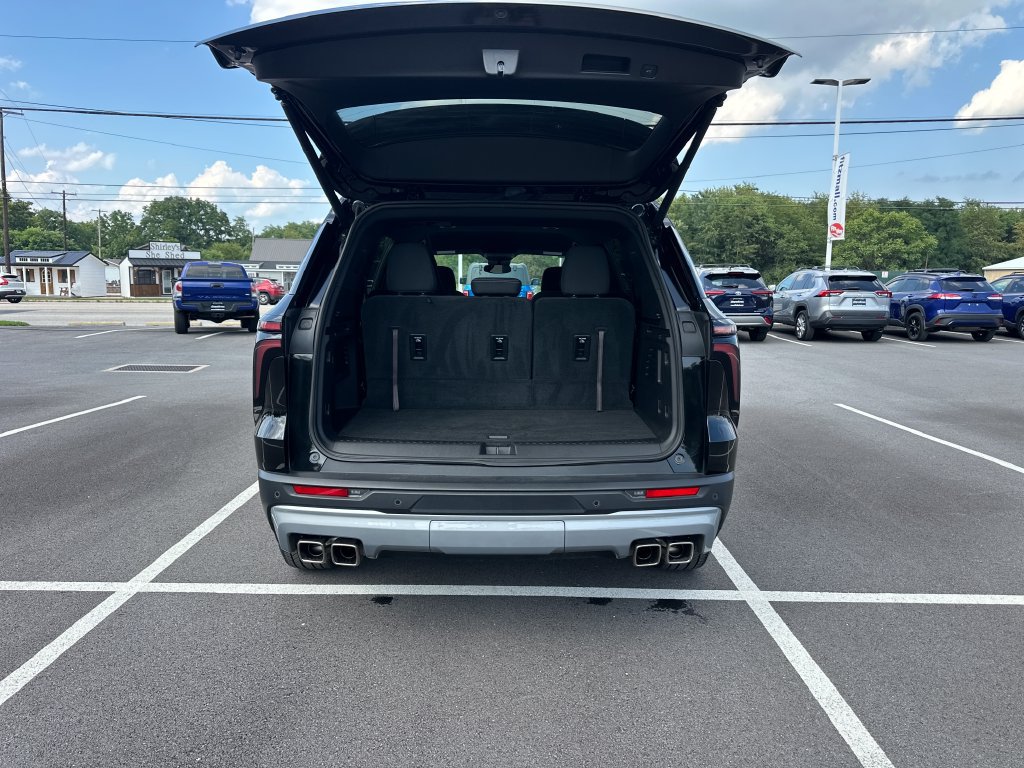Used 2025 Chevrolet Traverse LT w/ LPO, Floor Liner Package FWD image 12