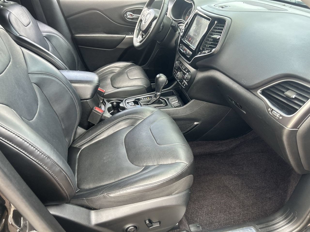 Used 2019 Jeep Cherokee Limited w/ Luxury Group FWD image 9