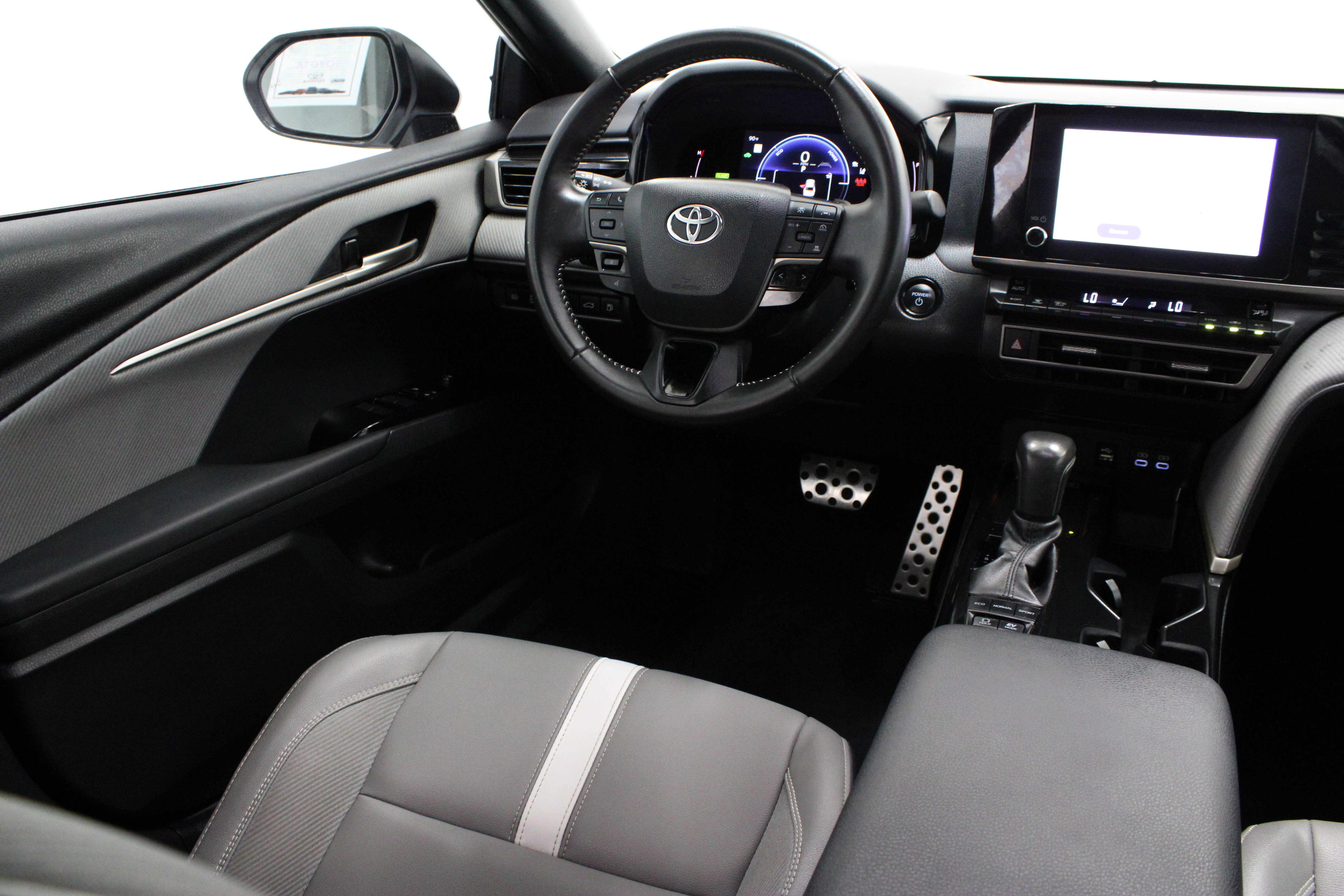 Used 2025 Toyota Camry SE w/ Convenience Package FWD image 30