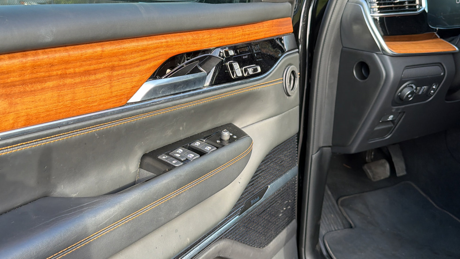 Used 2024 Jeep Grand Wagoneer Series III w/ Rear Seat Video Group 1 AWD/4WD image 16