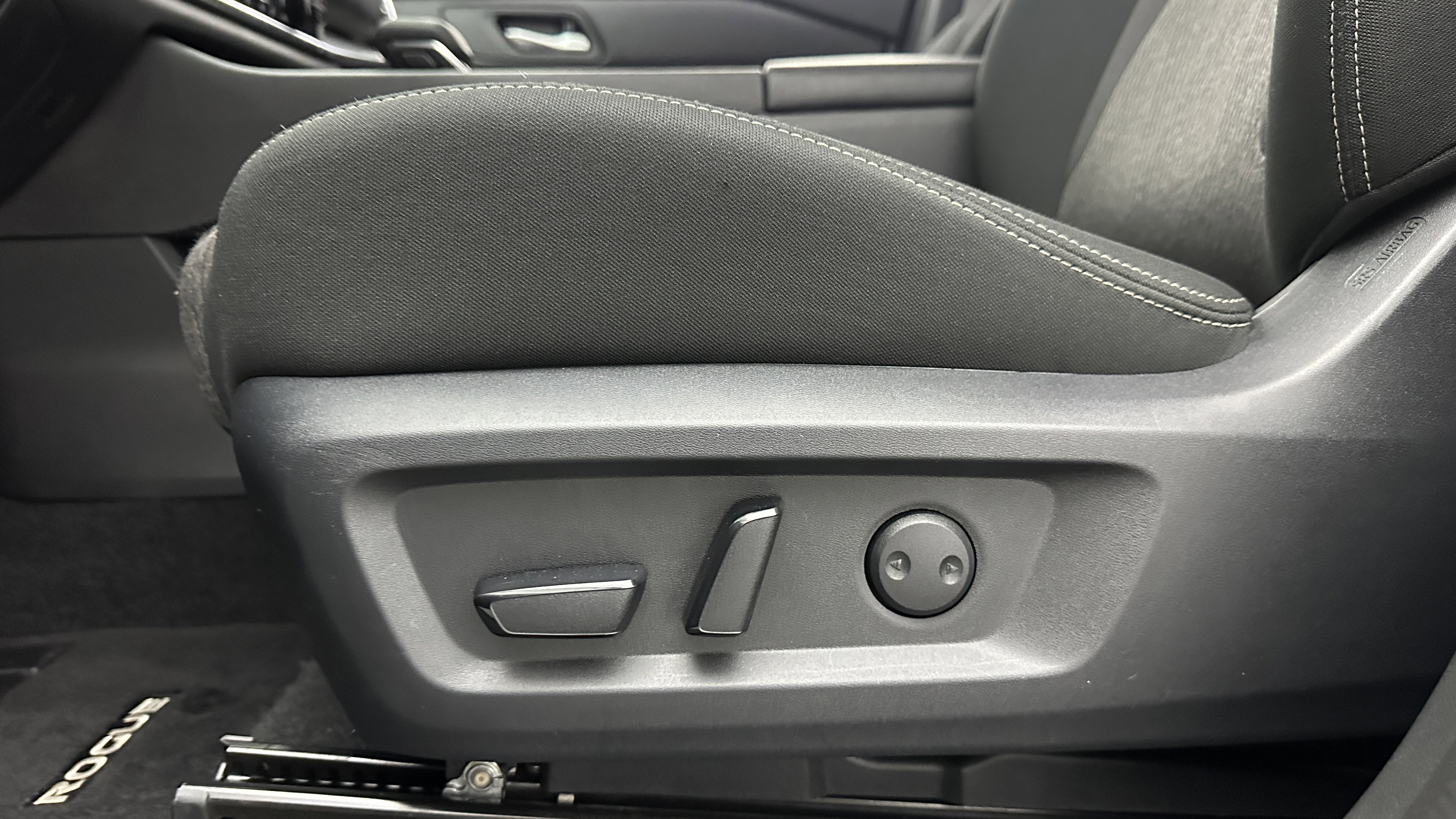 Used 2025 Nissan Rogue SV image 23