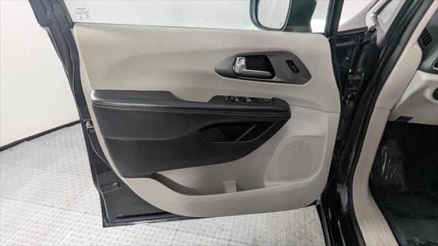 Used 2023 Chrysler Pacifica Touring-L FWD image 13