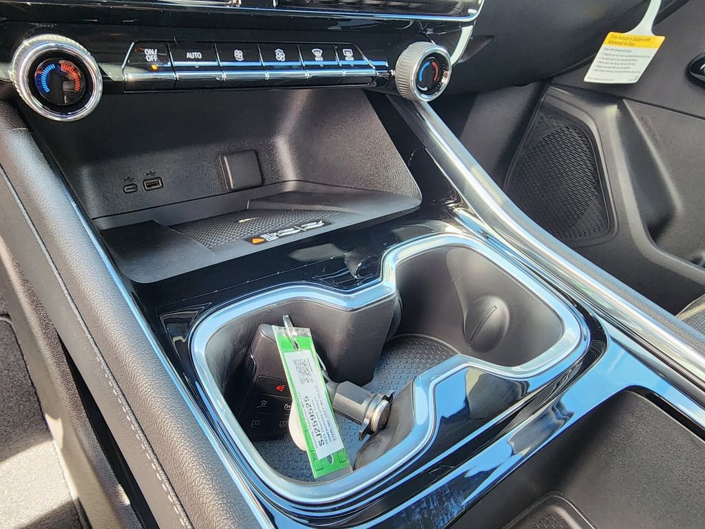 New 2025 Chevrolet Traverse LT image 15