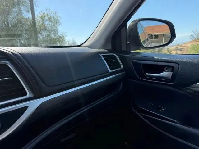 Used 2017 Toyota Highlander Limited Platinum w/ Carpet Mat Package FWD image 30