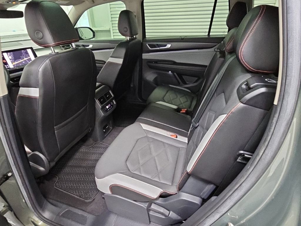 Used 2024 Volkswagen Atlas Peak Edition SEL AWD/4WD image 30