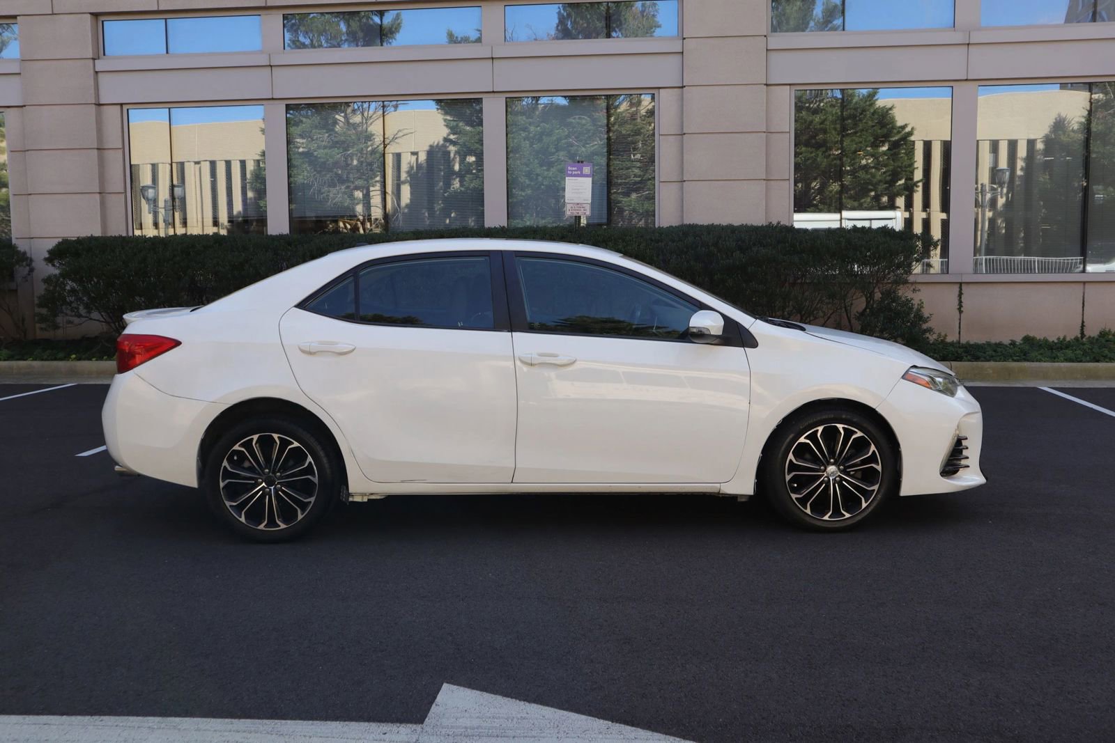 Used 2018 Toyota Corolla SE w/ SE Premium Package FWD image 6