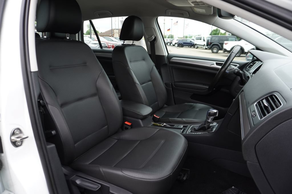 Used 2016 Volkswagen e-Golf SEL Premium w/ Driver Assistance Package FWD image 29