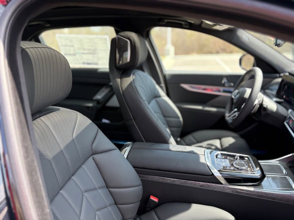Used 2025 BMW 760i xDrive image 23