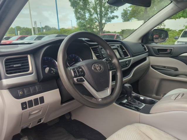 Used 2019 Toyota Highlander LE FWD image 9