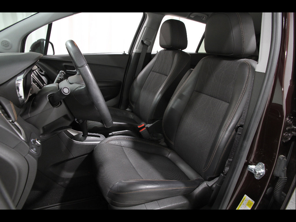 Used 2022 Chevrolet Trax LT w/ LT Convenience Package AWD/4WD image 5