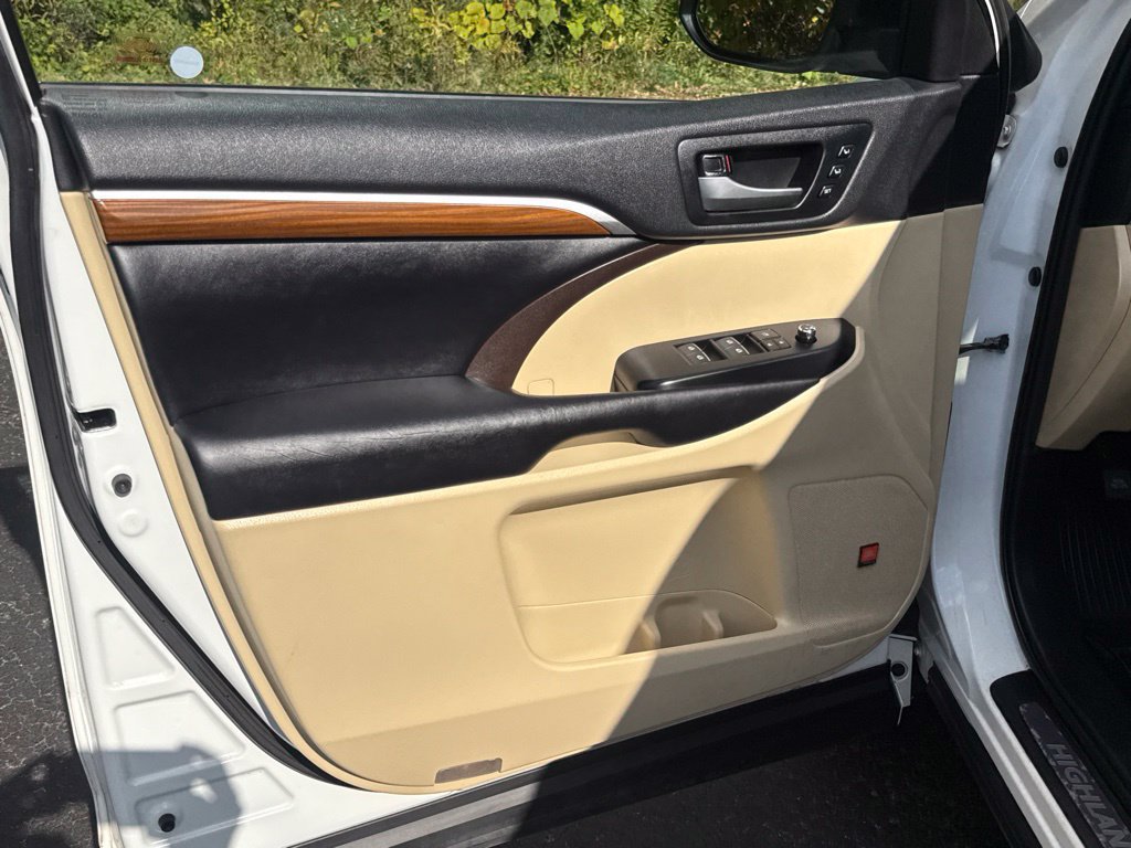 Certified 2019 Toyota Highlander Limited AWD/4WD image 14