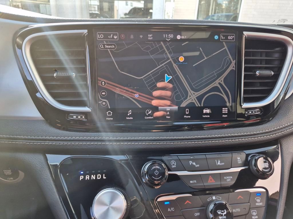 Used 2025 Chrysler Pacifica Limited image 19