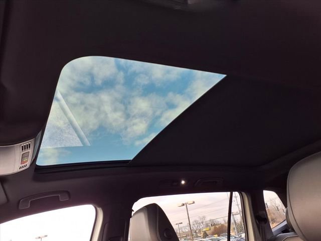 Used 2023 Volkswagen Tiguan SE R-Line image 79