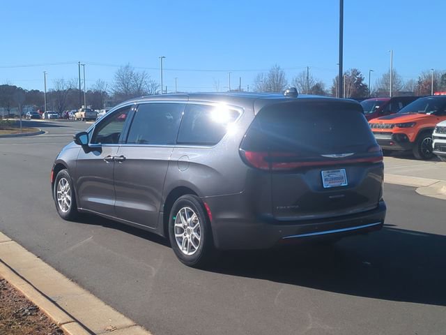 Used 2023 Chrysler Pacifica Touring-L image 14