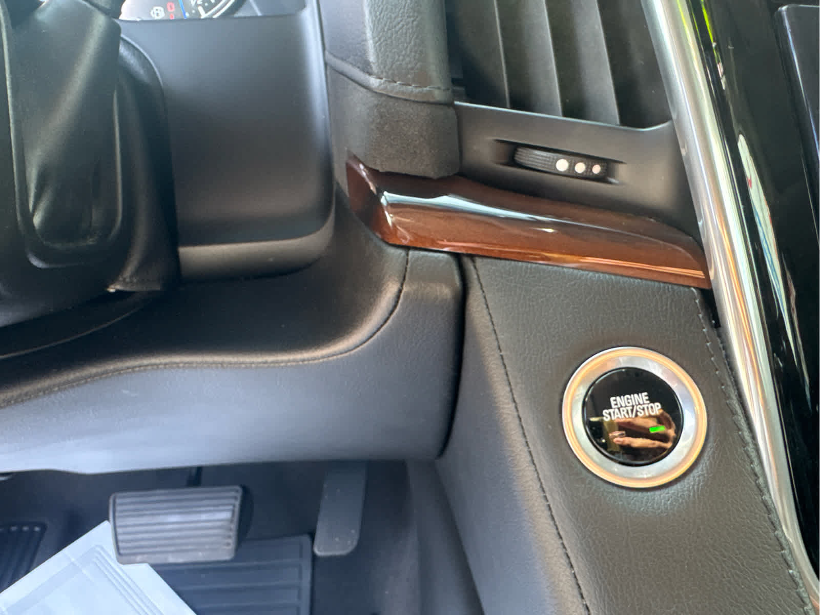 Used 2020 Cadillac Escalade Luxury RWD image 24