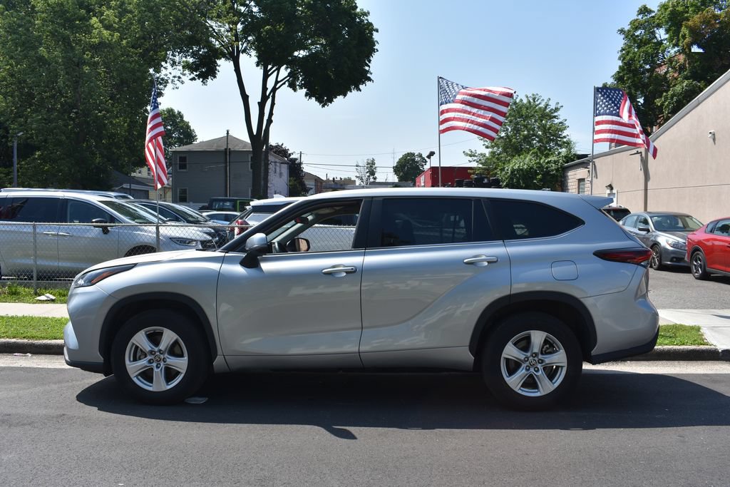Used 2025 Toyota Highlander LE FWD image 9