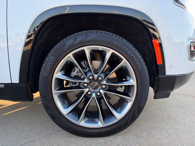 Used 2024 Jeep Wagoneer Series III w/ Premium Group I AWD/4WD image 9