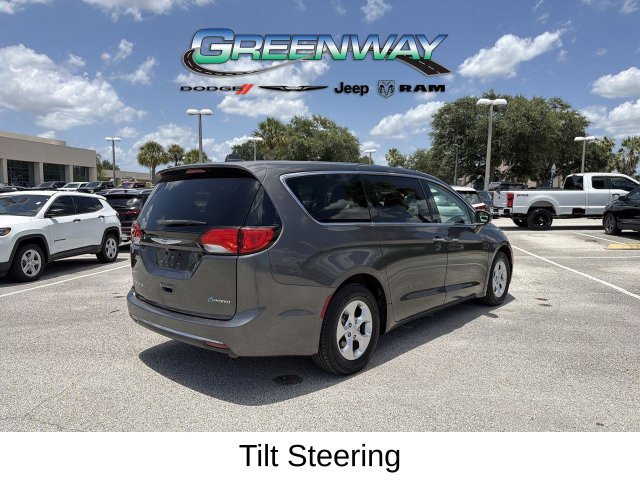 Used 2017 Chrysler Pacifica Touring Plus FWD image 4