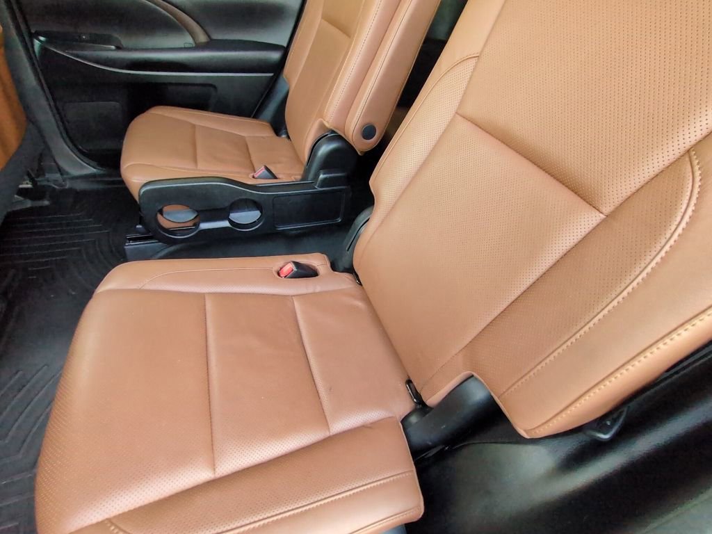 Used 2018 Toyota Highlander Limited image 24