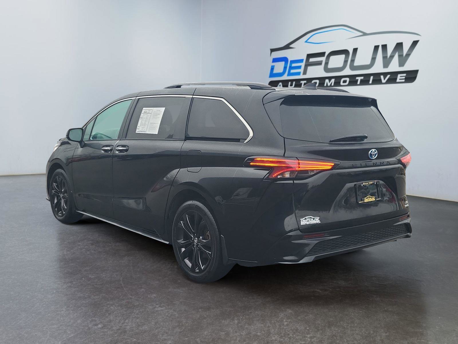 Used 2023 Toyota Sienna XLE image 5