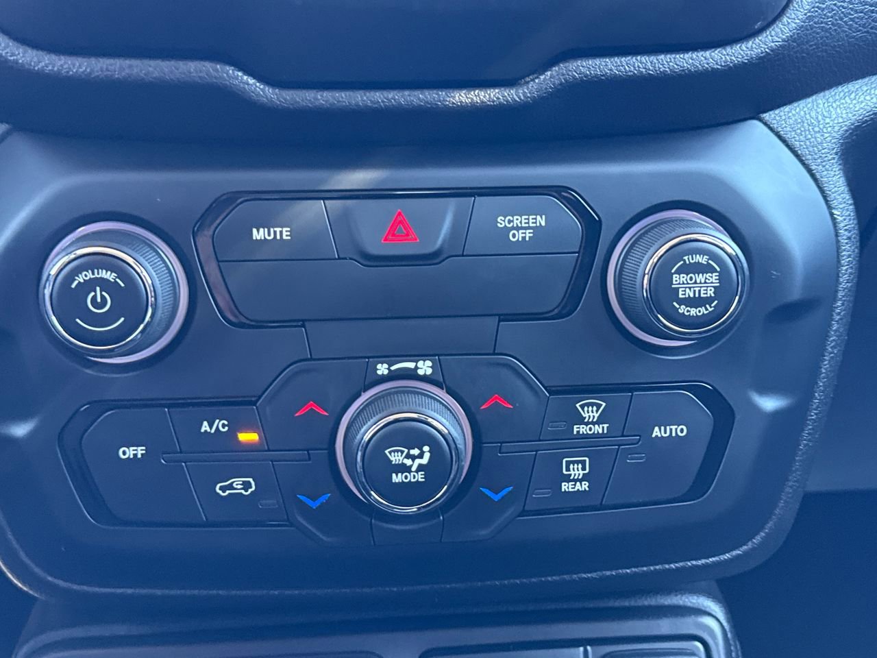 Used 2018 Jeep Renegade Latitude image 19