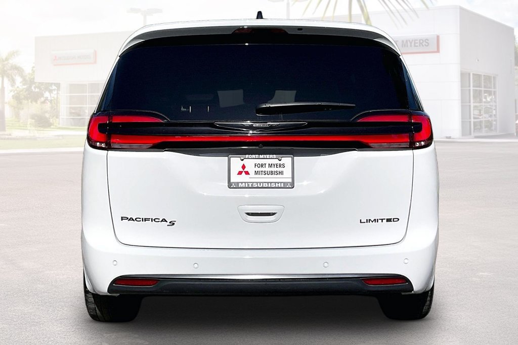 Used 2025 Chrysler Pacifica Limited FWD image 18