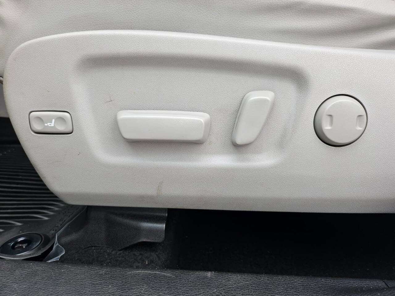 Used 2019 Toyota Highlander XLE image 29