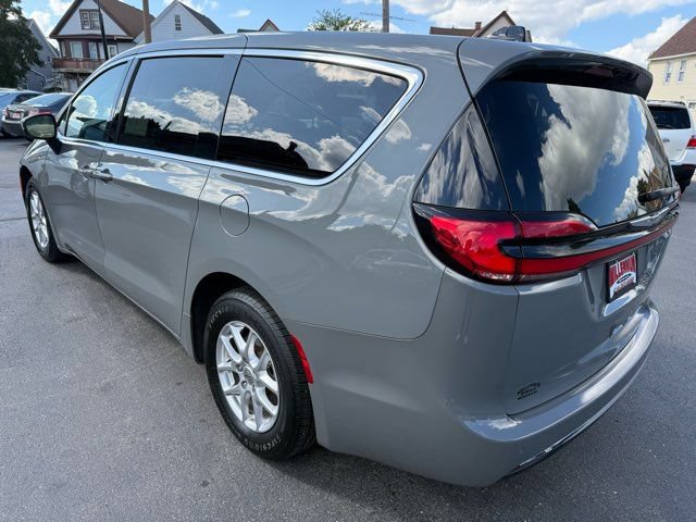 Used 2023 Chrysler Pacifica Touring FWD image 6
