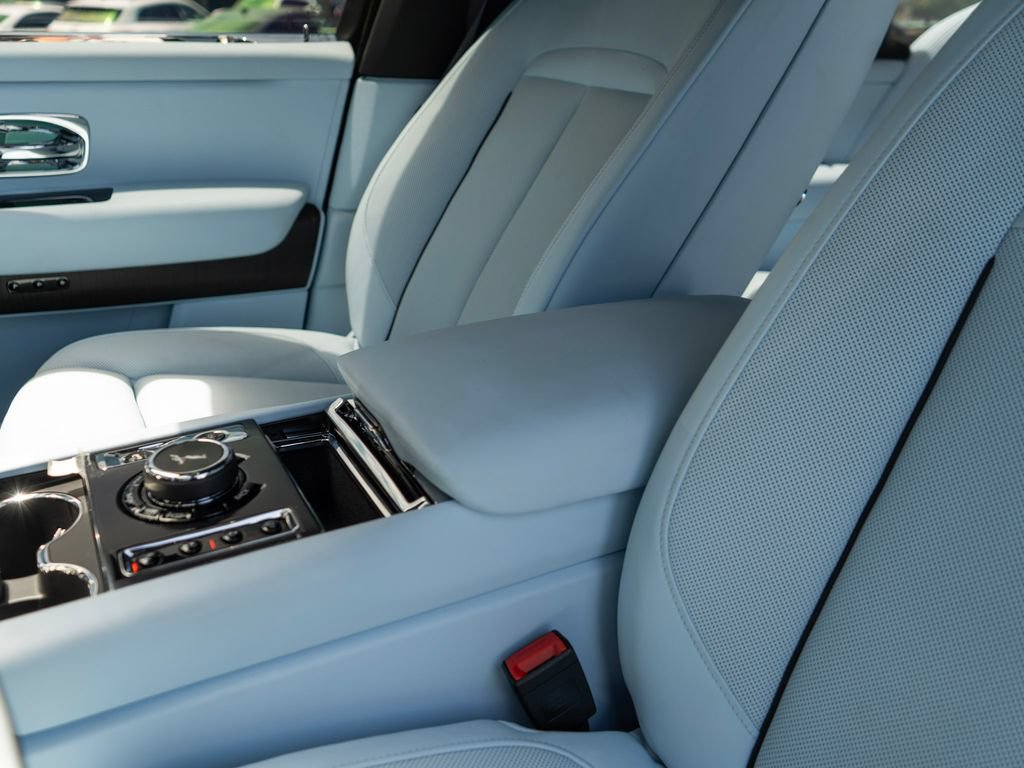Used 2026 Rolls-Royce Cullinan AWD/4WD image 34