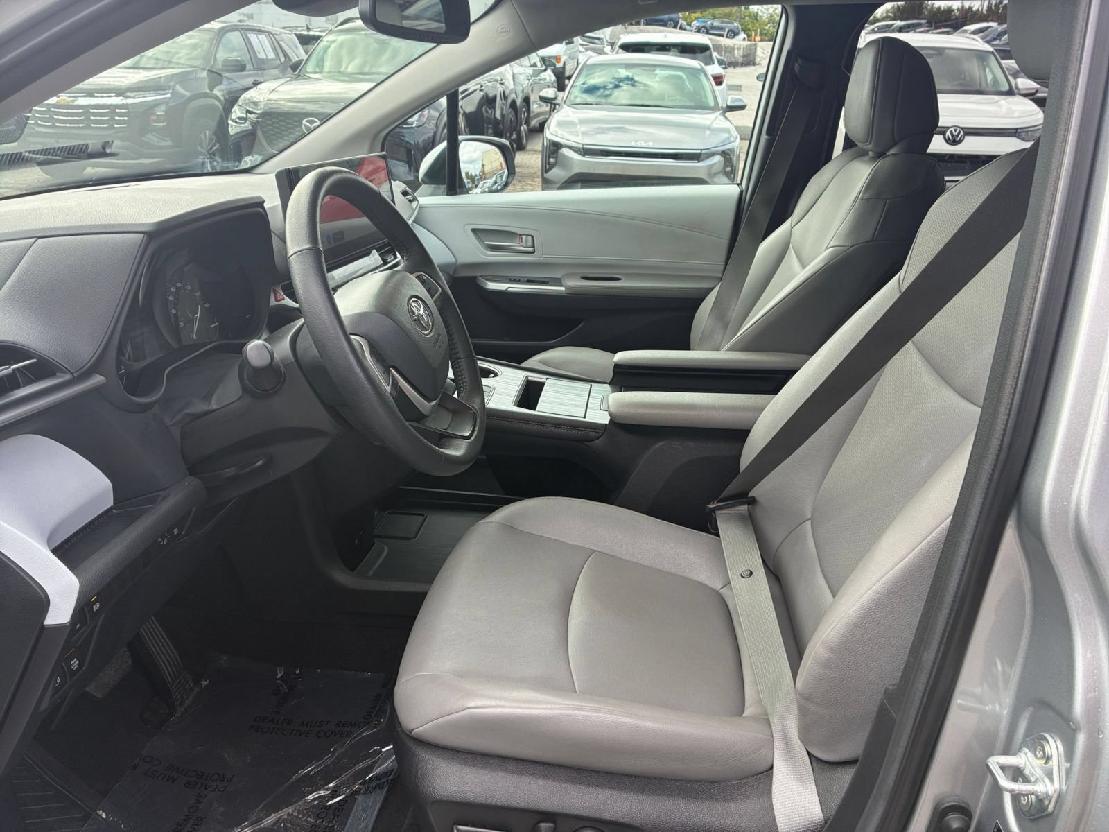 Used 2025 Toyota Sienna XLE FWD image 22