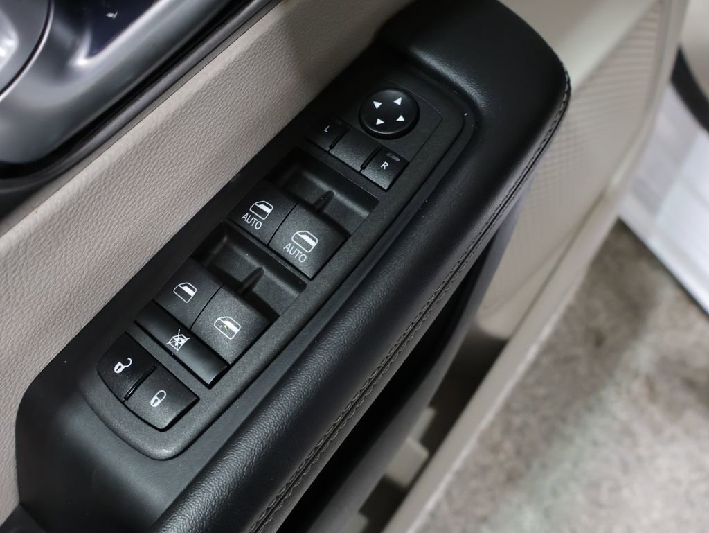 Certified 2024 Chrysler Pacifica Select image 15