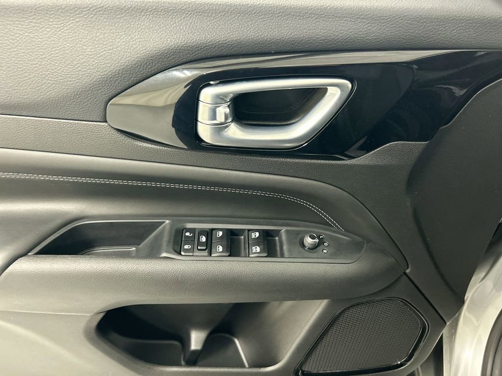 Used 2024 Jeep Compass Latitude w/ Convenience Group image 11